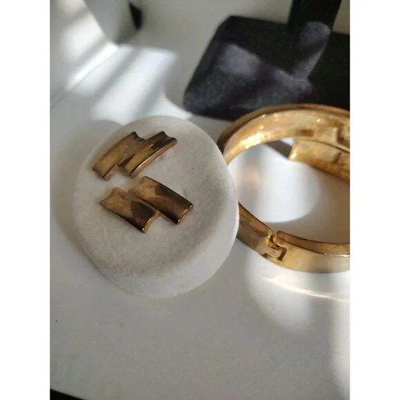 Gold tone bracelet and earring set some defects - Picture 3 of 5